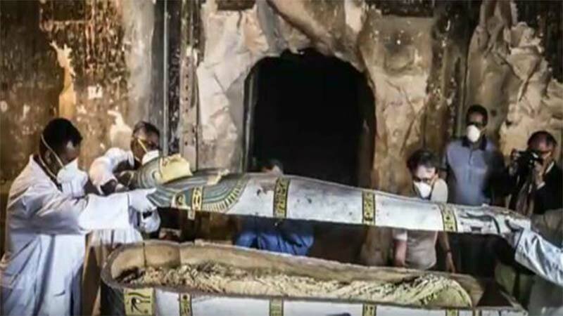 stunning-3000-year-old-sarcophagus-opened-live-in-front-of-international-press-conference-7